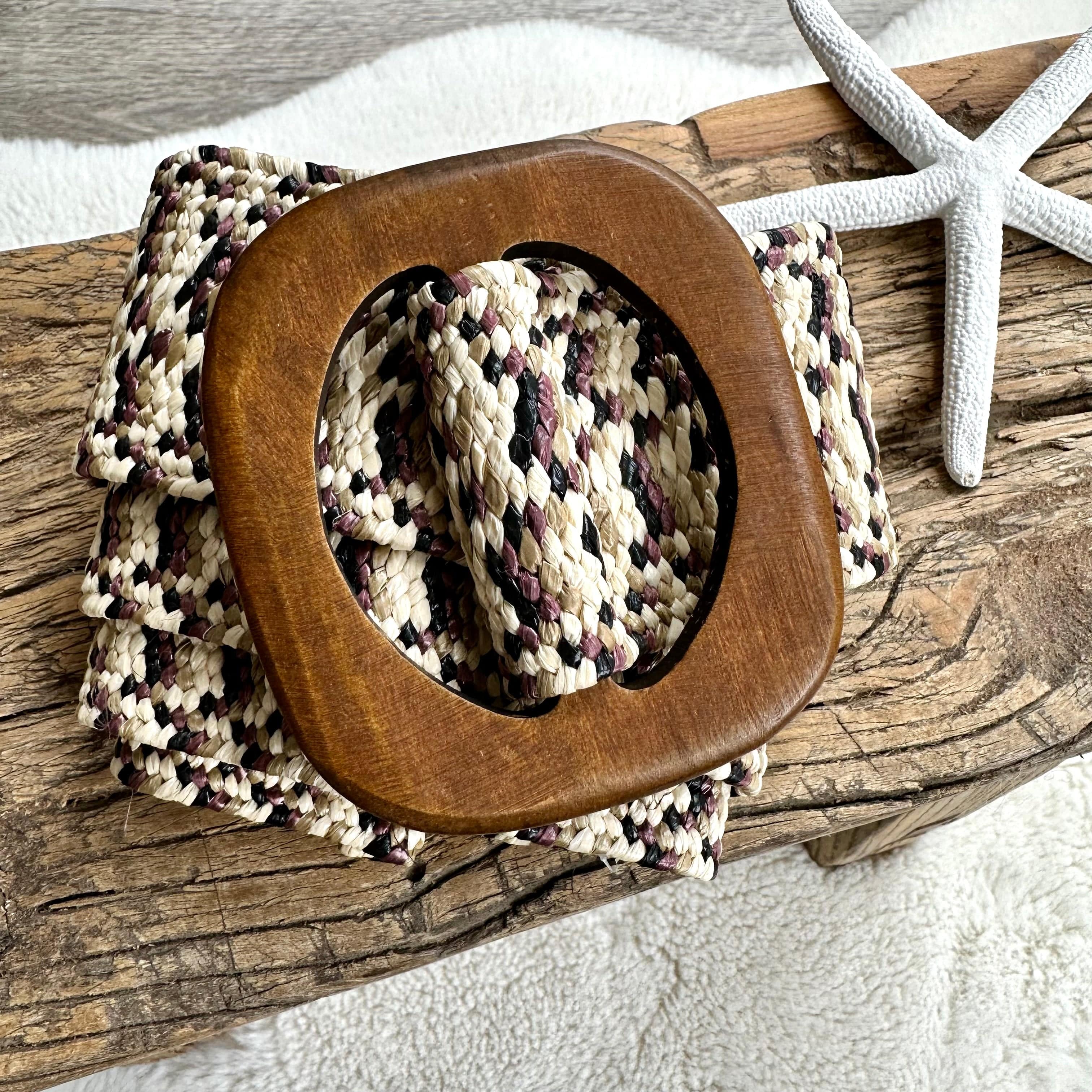 Stretchy Raffia/Straw Woven Summer Belt with a Wooden Buckle. - Image 3